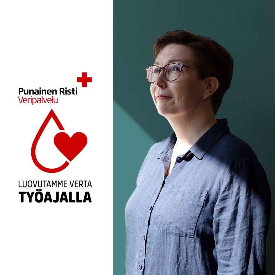 veripalveluteksti ja nainen vihreän seinän edessä