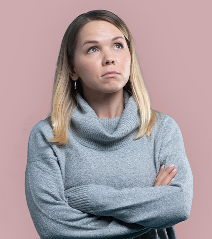 Accountor-Olga-wondering-mauve_portrait