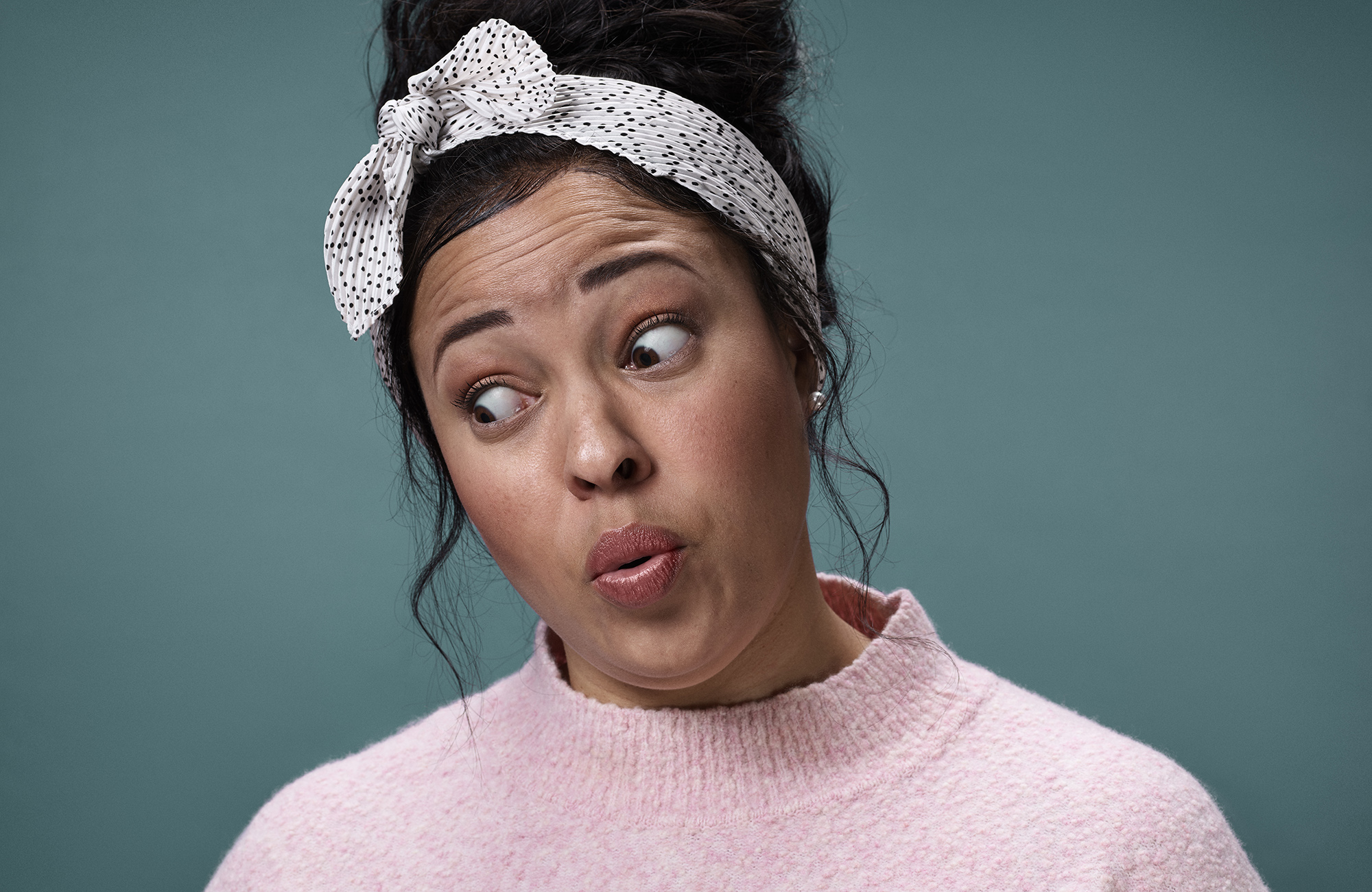 Yllättynyt nuori nainen brändikuva vaakasuora