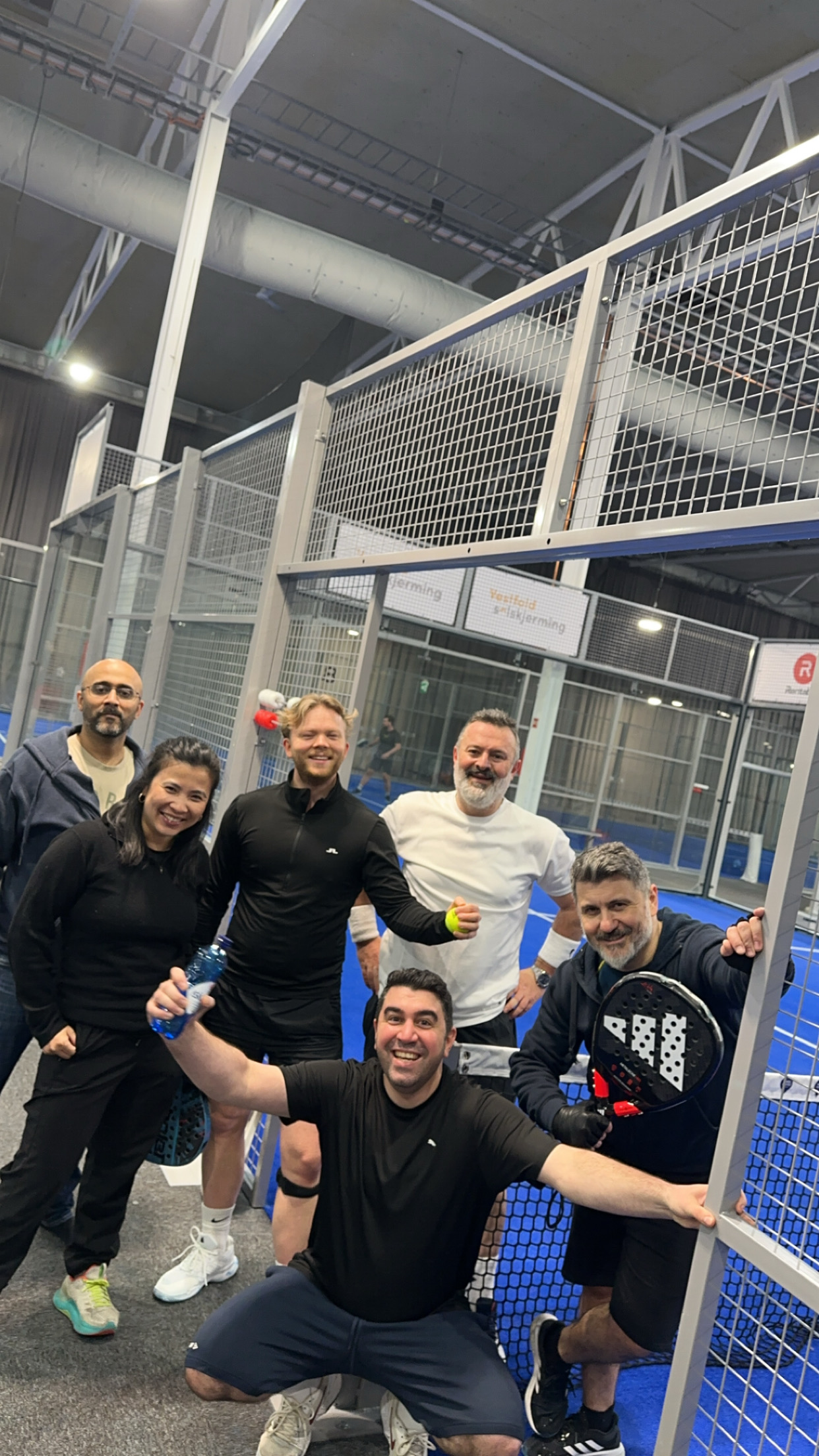 Aspia kolleger som spiller padel