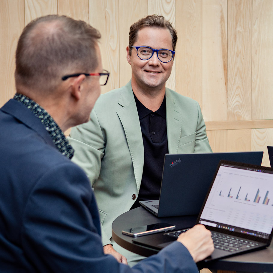 Konsultit käyvät läpi vastuullisuusraporttia