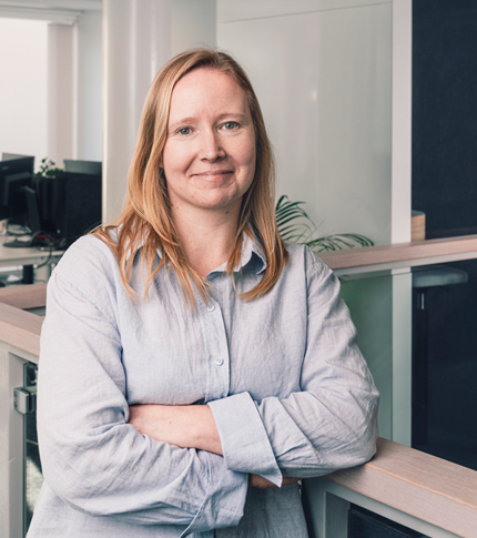 Nainen miettii yrittäjän tärkeitä lukuja 2026