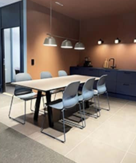 Kontorlokalet til Accountor Fredrikstad - oranje vegg