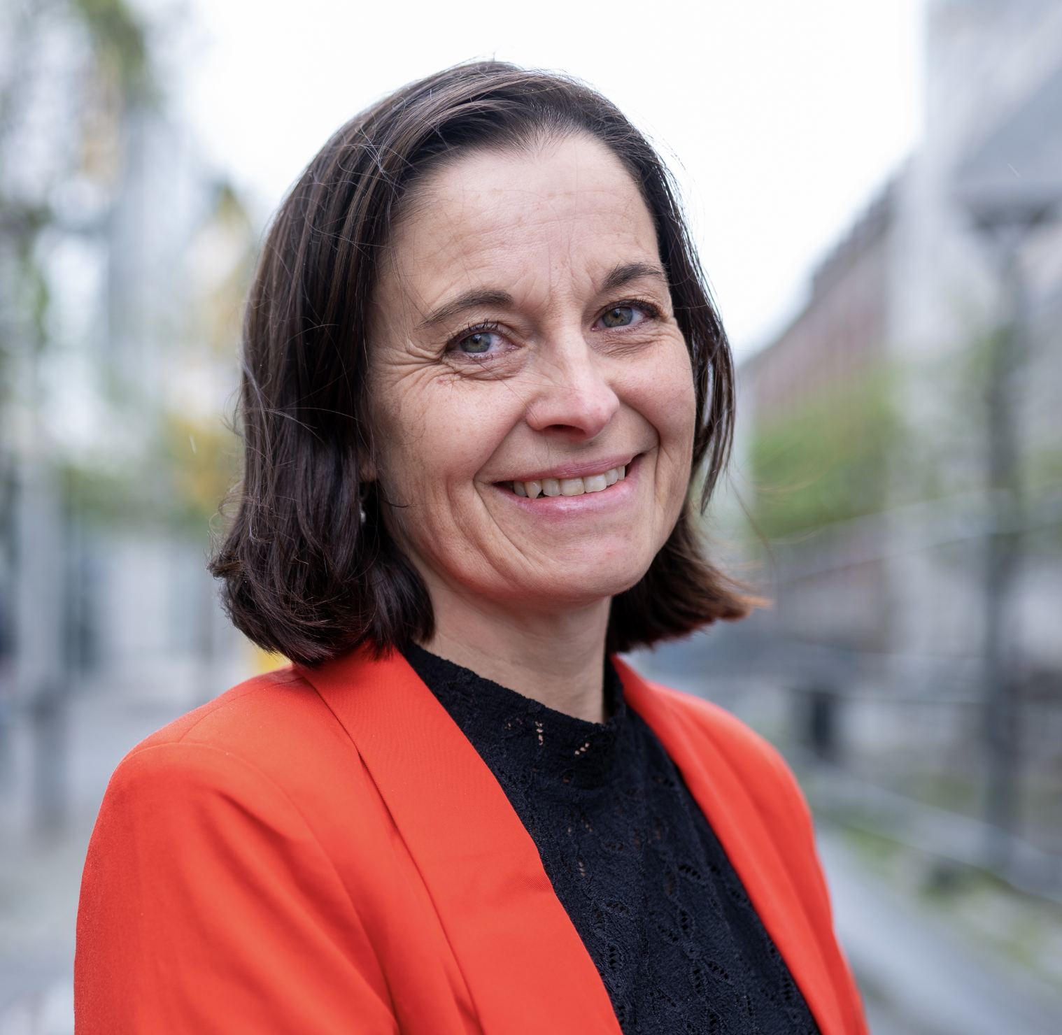 Ansatt hos Accountor Helgeland i oransje blazer