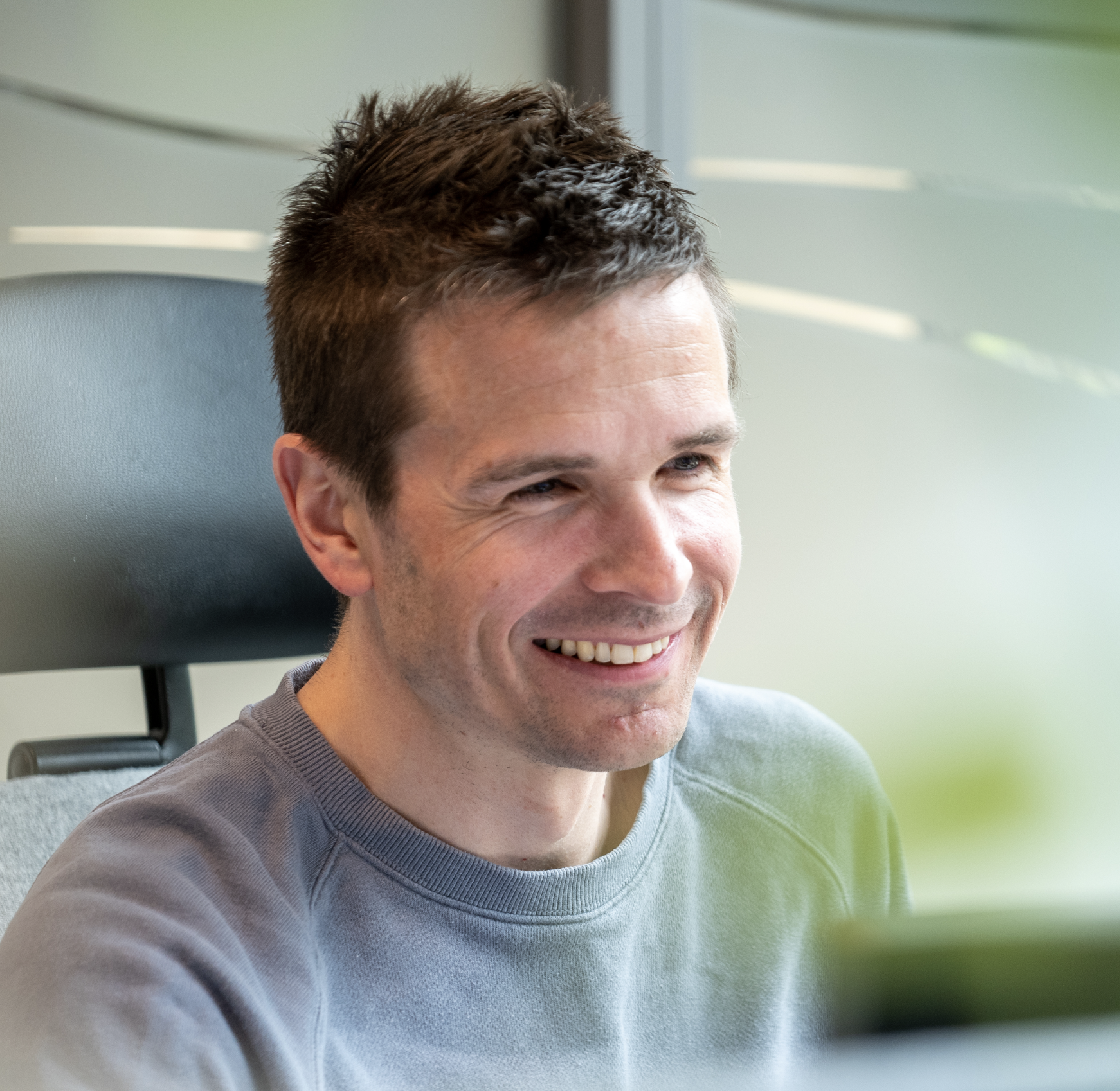 Ansatt på accountor helgeland som sitter foran pcen