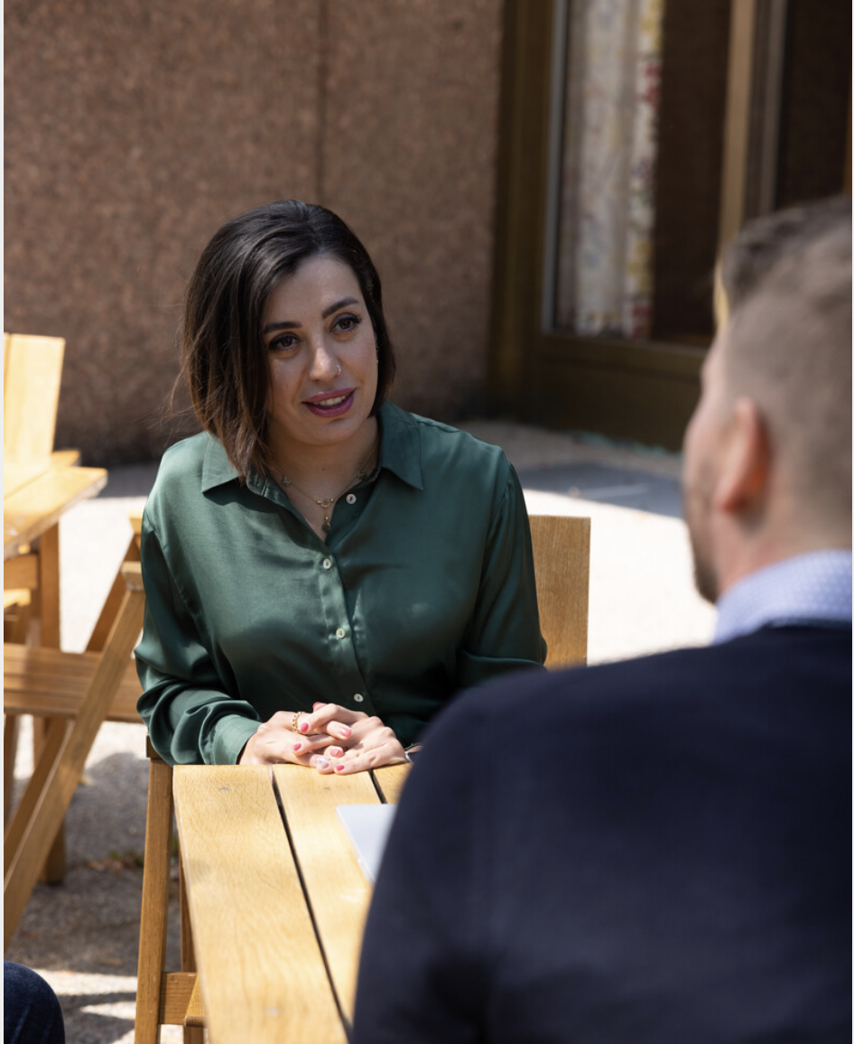 to kolleger som sitter imot hverandre