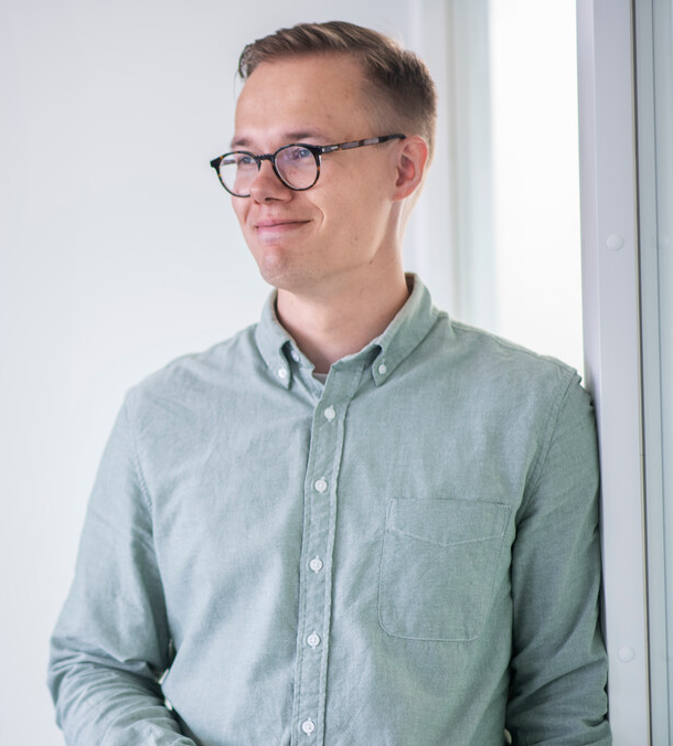 mann som smiler lurt