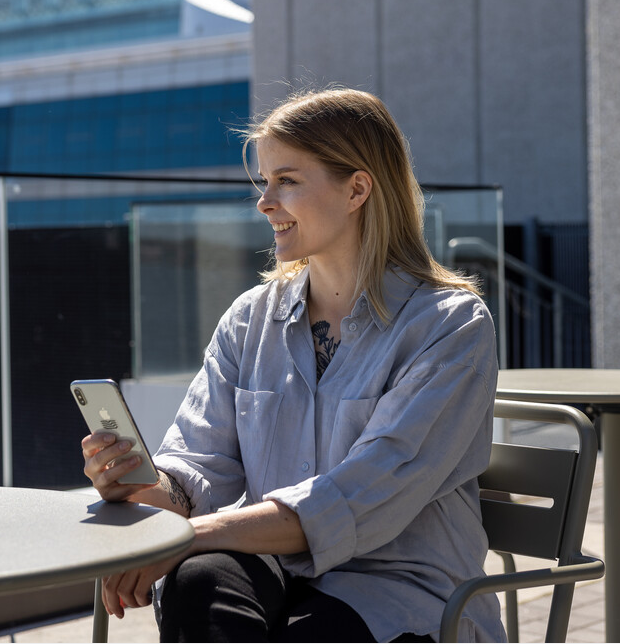 Kvinne med telefon ute