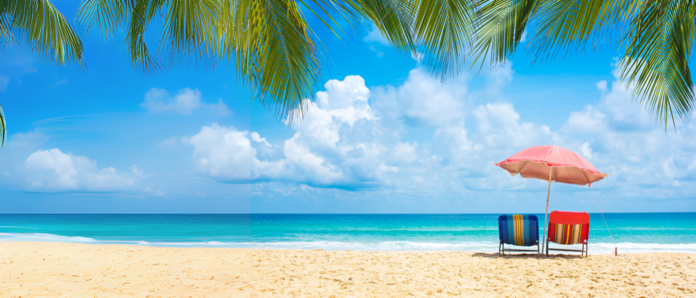 Parasol med to stoler i strandkanten