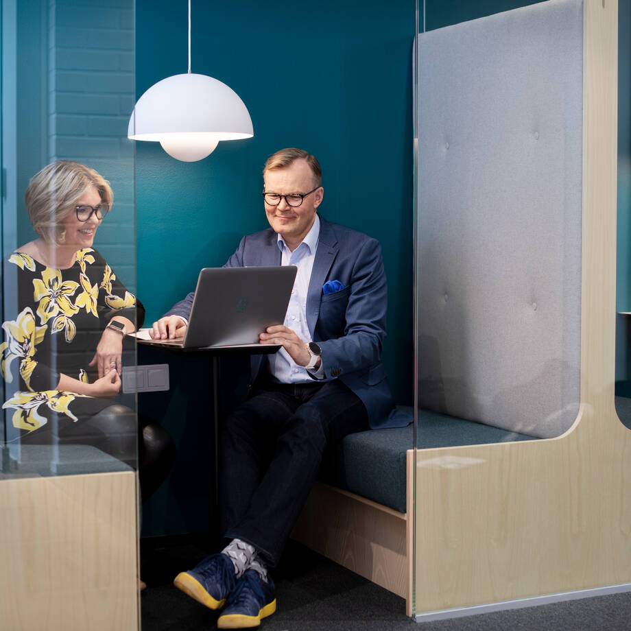 Pieni työskentelytila toimistolla