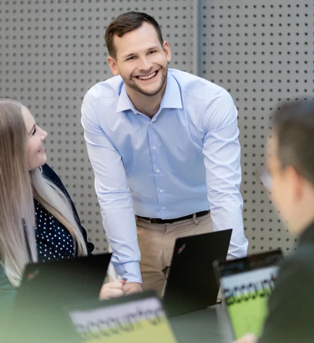 Iloinen talouspäällikkö esittelee johdon raportointia