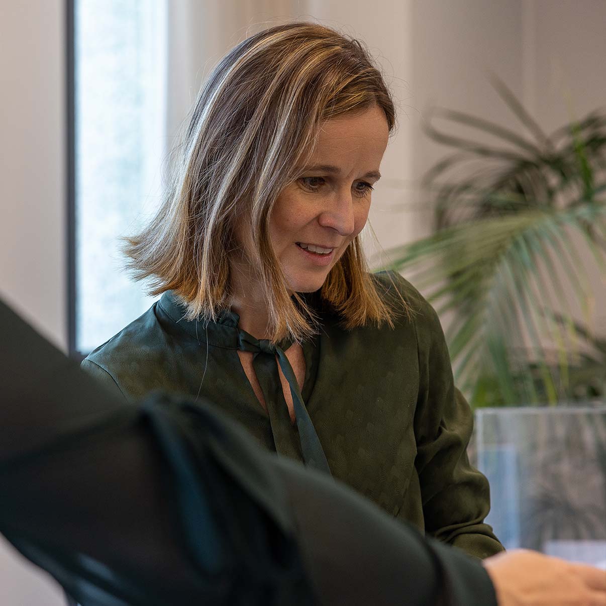 Nainen on iloinen, kun sai koottua tilinpäätösaineiston.