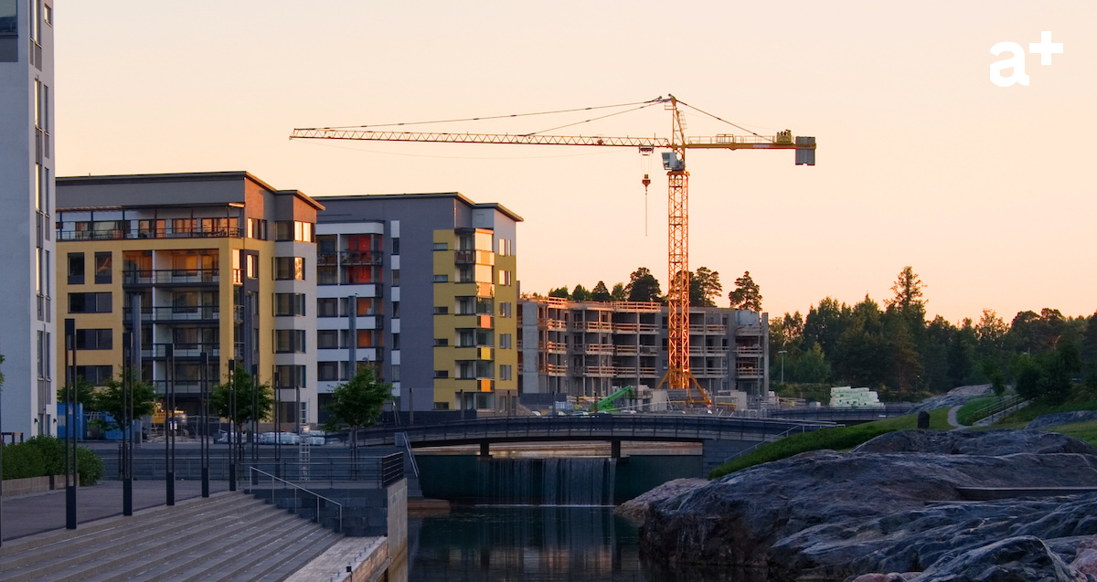 rakennustyömaa ja nosturi