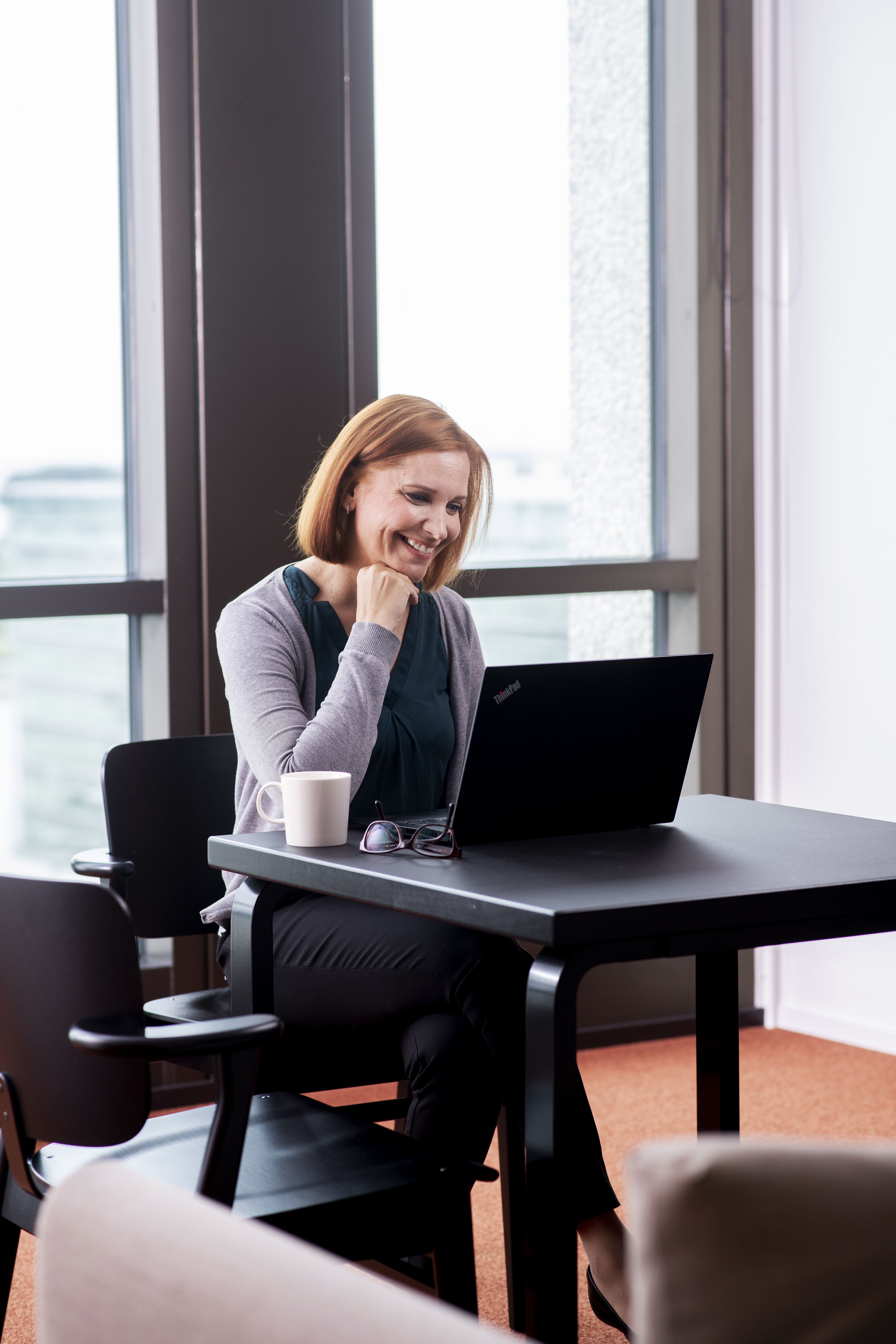 vertical-woman-laptop-coffee