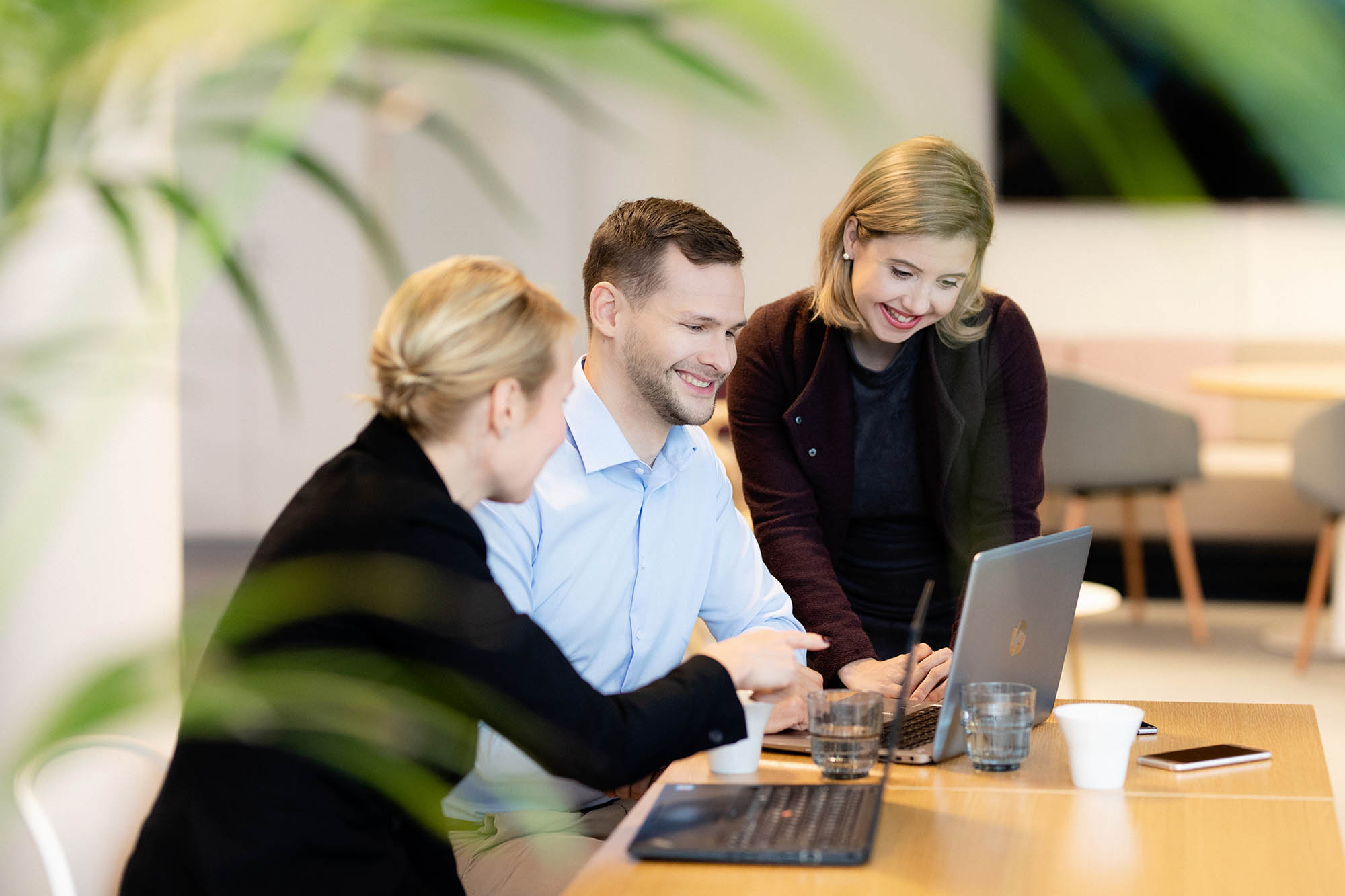 team-coworking-laptop lowres