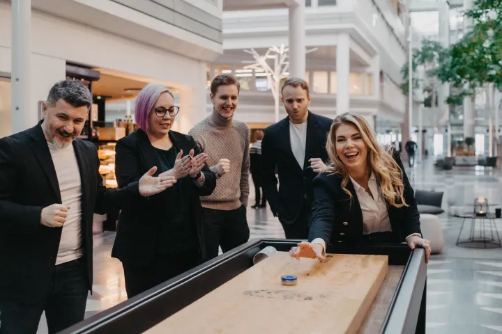 Kolleger som spiller shuffelboard 