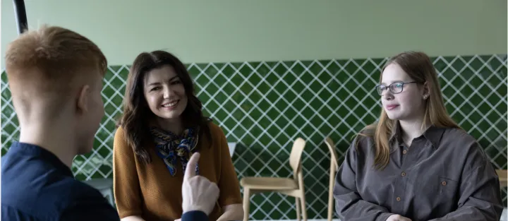 kolleger som smiler ved et bord 