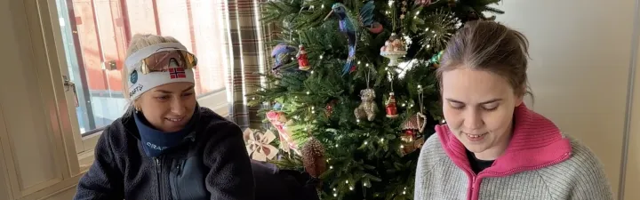 Maren og Tina sitter med regnskapet 